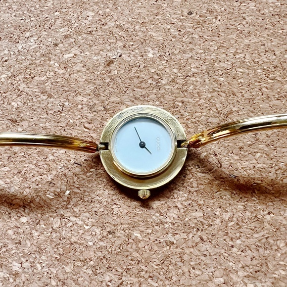 Vintage Gucci Women’s Bangle Watch with Interchangeable Blue Bezel – Swiss Made - Picture 5 of 12
